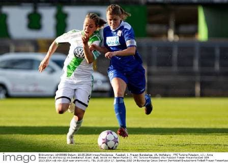 Fussball, 1. Frauen-Bundesliga, VfL Wolfsburg - FFC Turbine Potsdam, v.li.: Anna Blässe (VfL Wolfsburg) im Zweikampf, Duell, duel, tackle mit Maren Mjelde (1. FFC Turbine Potsdam) xfsx