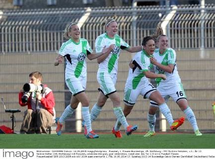 Fussball, 1. Frauen-Bundesliga, VfL Wolfsburg - FFC Turbine Potsdam, v.li.: Nr 13 Nadine Keßler (VfL Wolfsburg) mit Torjubel, celebrate the goal, goal celebration, Jubel über das Tor 1:0 xmrx
