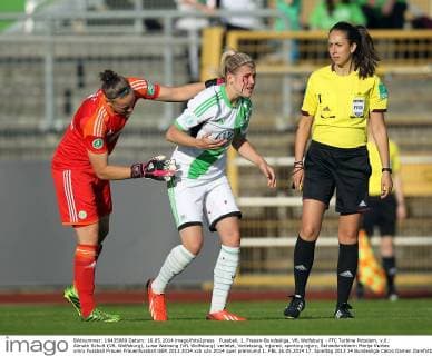 Fussball, 1. Frauen-Bundesliga, VfL Wolfsburg - FFC Turbine Potsdam, v.li.: Almuth Schult (VfL Wolfsburg), Luisa Wensing (VfL Wolfsburg) verletzt, Verletzung, injured, sporting injury, Schiedsrichterin Marija Kurtes xmrx