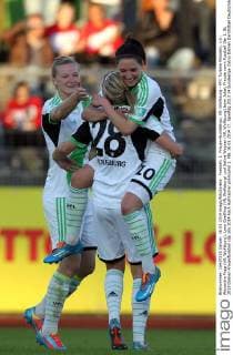 Fussball, 1. Frauen-Bundesliga, VfL Wolfsburg - FFC Turbine Potsdam, v.li.: Alexandra Popp (VfL Wolfsburg), Lena Goeßling (VfL Wolfsburg) und Selina Wagner (VfL Wolfsburg) beim Jubel, Freude xmrx