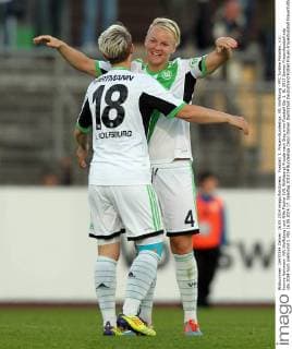 Fussball, 1. Frauen-Bundesliga, VfL Wolfsburg - FFC Turbine Potsdam, v.li.: Ivonne Hartmann (VfL Wolfsburg) und Nilla Fischer (VfL Wolfsburg) Freude nach Sieg xmrx