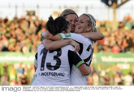 v.l.: Nadine Keßler, Marina Müller und Lena Goeßling (WOB), Jubel, VfL Wolfsburg - 1.FFC Turbine Potsdam, Fußball, Frauen, Bundesliga, Saison 2013 2014, Wolfsburg, 16.05.2014,