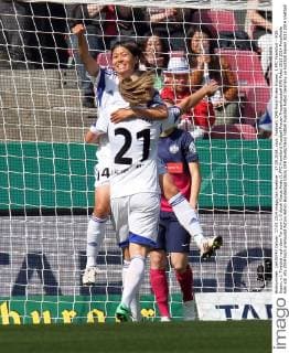 17.05.2014, xsvx, Fussball, DFB Pokal Finale Frauen, 1.FFC Frankfurt - SGS Essen, v.l. Torjubel nach dem Tor zum 1:0 durch Kozue Ando (1.FFC Frankfurt)