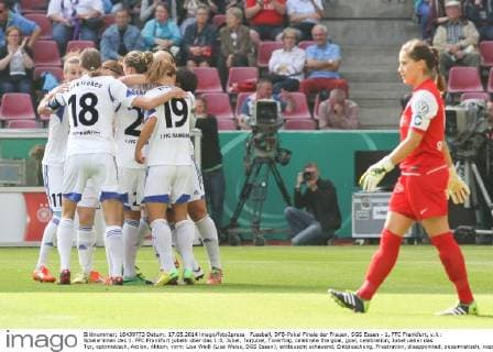 Fussball, DFB-Pokal Finale der Frauen, SGS Essen - 1. FFC Frankfurt, v.li.: Spielerinnen des 1. FFC Frankfurt jubeln über das 1:0, Jubel, Torjubel, Torerfolg, celebrate the goal, goal, celebration, Jubel ueber das Tor, optimistisch, Action, Aktion, vorn: Lisa Weiß (Lisa Weiss, SGS Essen), enttäuscht schauend, Enttäuschung, Frustration, disappointed, pessimistisch, xozx