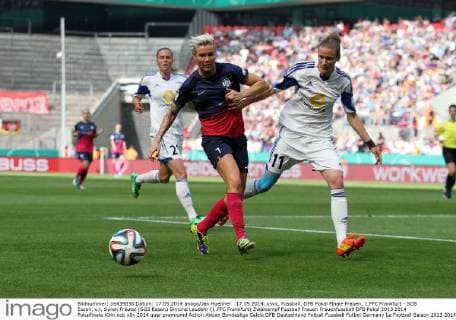 17.05.2014, xsvx, Fussball, DFB Pokal Finale Frauen, 1.FFC Frankfurt - SGS Essen, v.l. Sarah Freutel (SGS Essen) Simone Laudehr (1.FFC Frankfurt) Zweikampf