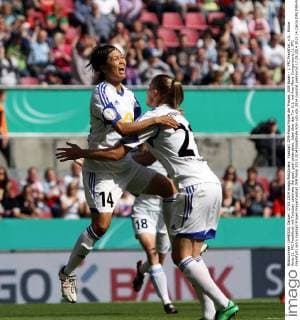 Fussball, DFB-Pokal Finale der Frauen, SGS Essen - 1. FFC Frankfurt, v.li.: Kozue Ando (1. FFC Frankfurt) mit Torjubel, celebrate the goal, goal celebration, Jubel über das Tor 0:1, mit Ana-Maria Crnogorcevic (1. FFC Frankfurt) xmrx