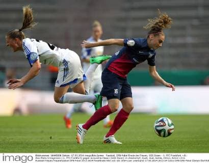 Fussball, DFB-Pokal Finale der Frauen, SGS Essen - 1. FFC Frankfurt, v.li.: Ana-Maria Crnogorcevic (1. FFC Frankfurt) gegen Jacqueline Klasen (SGS Essen) im Zweikampf, Duell, duel, tackle, Aktion, Action xmrx