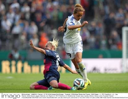 Fussball, DFB-Pokal Finale der Frauen, SGS Essen - 1. FFC Frankfurt, v.li.: Ina Mester (SGS Essen) gegen Fatmire Lira Alushi (1. FFC Frankfurt) im Zweikampf, Duell, duel, tackle, Aktion, Action xmrx