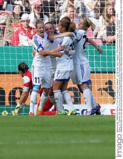 17.05.2014, xsvx, Fussball, DFB Pokal Finale Frauen, 1.FFC Frankfurt - SGS Essen, v.l. Torjubel nach dem Tor zum 2:0 durch Peggy Kuznik (1.FFC Frankfurt)