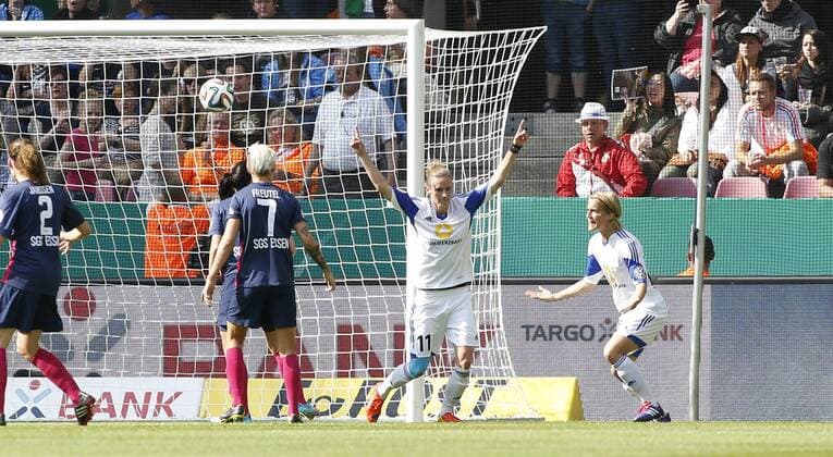 Köln, RheinEnergieStadion, 17.05.14:Frankfurts Torschützin zum 3:0 Simone Laudehr (2.R) jubelt im DFB Pokal Finale der Frauen SGS Essen vs. 1.FFC Frankfurt in der Saison 2013 2014.