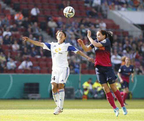 Köln, RheinEnergieStadion, 17.05.14: Frankfurts Kozue Ando (L) gegen Irini Ioannidou im DFB Pokal Finale der Frauen SGS Essen vs. 1.FFC Frankfurt in der Saison 2013 2014.