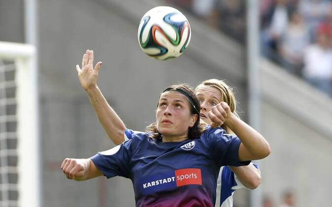 Köln, RheinEnergieStadion, 17.05.14: Essens Charline Hartmann (L) gegen Frankfurts Saskia Bartusiak im DFB Pokal Finale der Frauen SGS Essen vs. 1.FFC Frankfurt in der Saison 2013 2014.