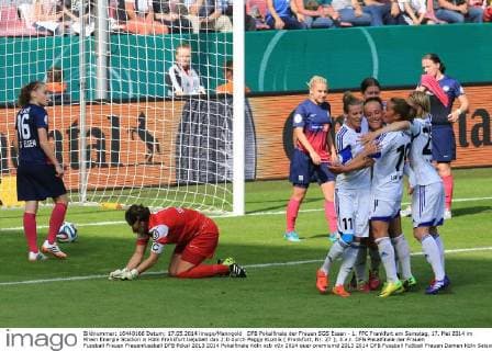 DFB Pokalfinale der Frauen SGS Essen - 1. FFC Frankfurt am Samstag, 17. Mai 2014 im Rhein Energie Stadion in Köln Frankfurt bejubelt das 2:0 durch Peggy Kuznik ( Frankfurt, Nr. 27 ), 3.v.r. DFB Pokalfinale der Frauen