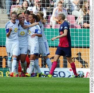 Frankfurter Torjubel, mittendrin der Torschütze Peggy KUZNIK (1.FFC Frankfurt). Sara FREUTEL (SGS Essen) schaut enttäuscht zu. Deutschland, Köln: Fussball, Frauen DFB-Pokal Finale: SGS Essen vs. FFC Frankfurt am 17.05.2014, Rhein-Energie-Stadion.
