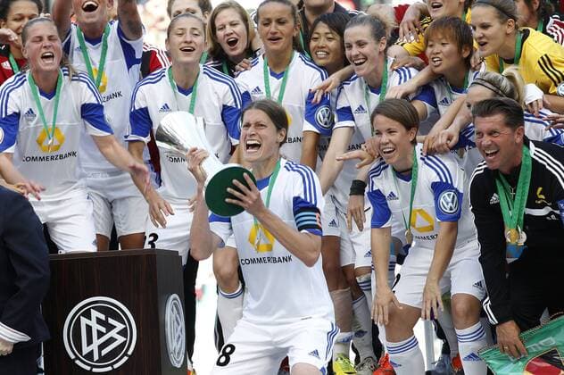 Köln, RheinEnergieStadion, 17.05.14: Kerstin Garefrekes (M) stemmt den Pokal in die Höhe, Trainer Colin Bell (R), Bianca Schmidt (3.L), Fatmire Alushi (M), Simone Laudehr (3.L) im DFB Pokal Finale der Frauen SGS Essen vs. 1.FFC Frankfurt in der Saison 2013 2014.