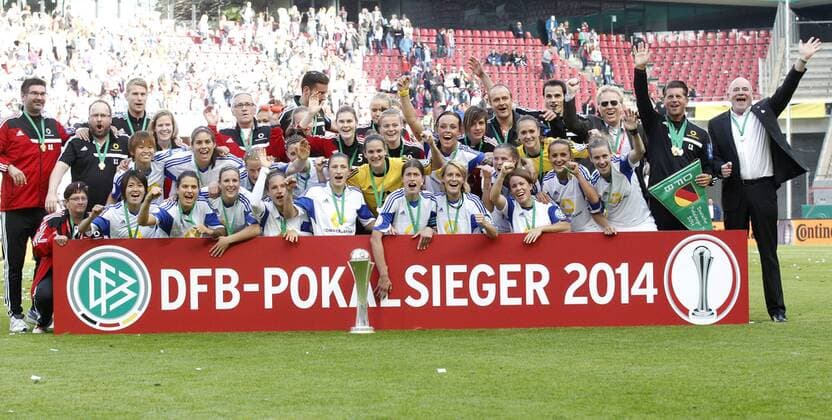 Köln, RheinEnergieStadion, 17.05.14: Kerstin Garefrekes (M) bejubelt den Pokal, Trainer Colin Bell (R), Fatmire Alushi (M), Simone Laudehr, Fatmire Alushi, im DFB Pokal Finale der Frauen SGS Essen vs. 1.FFC Frankfurt in der Saison 2013 2014.