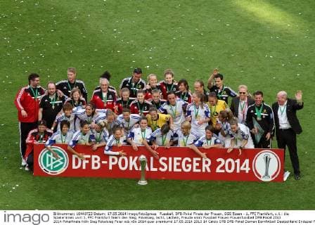 Fussball, DFB-Pokal Finale der Frauen, SGS Essen - 1. FFC Frankfurt, v.li.: die Spielerinnen vom 1. FFC Frankfurt feiern den Sieg, Pokalsieg, lacht, Lächeln, Freude xmrx