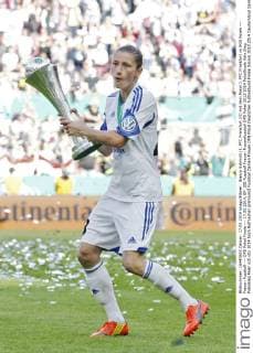 Bianca Schmidt (1. FFC Frankfurt 23) mit dem Pokal 1. FFC Frankfurt vs SGS Essen --- Frauen Fussball --- DFB Pokal Finale --- 17.05.2014, EP_JSE