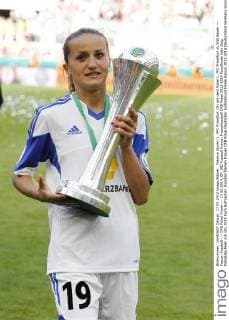 Fatmire Alushi (1. FFC Frankfurt 19) mit dem Pokal 1. FFC Frankfurt vs SGS Essen --- Frauen Fussball --- DFB Pokal Finale --- 17.05.2014, EP_JSE