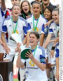 17.05.2014, xsvx, Fussball, DFB Pokal Finale Frauen, 1.FFC Frankfurt - SGS Essen, v.l. Kerstin Garefrekes (1.FFC Frankfurt) mit Pokal