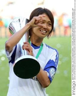 17.05.2014, xsvx, Fussball, DFB Pokal Finale Frauen, 1.FFC Frankfurt - SGS Essen, v.l. Kozue Ando (1.FFC Frankfurt) mit Pokal