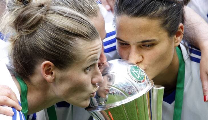 Köln, RheinEnergieStadion, 17.05.14: Frankfurts Simone Laudehr (L) und Dzsenifer Marozsan küssen den Pokal im DFB Pokal Finale der Frauen SGS Essen vs. 1.FFC Frankfurt in der Saison 2013 2014.