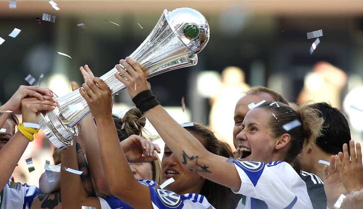 Köln, RheinEnergieStadion, 17.05.14: Fatmire Alushi (2.R) und Simone Laudehr stemmen den Pokal in die Höhe im DFB Pokal Finale der Frauen SGS Essen vs. 1.FFC Frankfurt in der Saison 2013 2014.