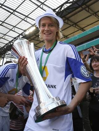 Köln, RheinEnergieStadion, 17.05.14: Frankfurts Saskia Bartusiak mit Pokal und Hut im DFB Pokal Finale der Frauen SGS Essen vs. 1.FFC Frankfurt in der Saison 2013 2014.