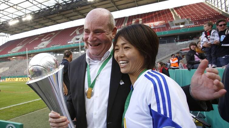 Köln, RheinEnergieStadion, 17.05.14: Frankfurts Kozue Ando (R) und Manager Siegfried Dietrich mit Pokal und Hut im DFB Pokal Finale der Frauen SGS Essen vs. 1.FFC Frankfurt in der Saison 2013 2014.