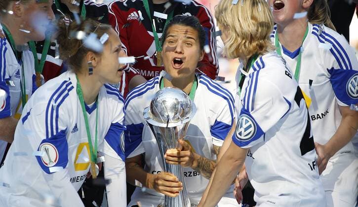 Köln, RheinEnergieStadion, 17.05.14: Frankfurts Dzsenifer Marozsan mit Pokal und Hut im DFB Pokal Finale der Frauen SGS Essen vs. 1.FFC Frankfurt in der Saison 2013 2014.
