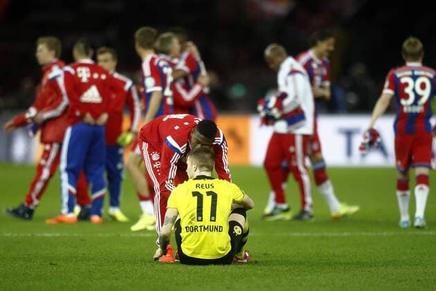 Fußball, DFB-Pokalfinale 2013 2014, Borussia Dortmund - FC Bayern München DFB-Pokalfinale 2014 Borussia Dortmund vs. FC Bayern München HIER der Sitzplatz von 11 Marco Reus ( Borussia Dortmund ist ein zwar wegen Erschöpfung notwendiger aber keineswegs ein angenehmer denn er muss den Siegern und ihrer Zufriedenheit zusehen aber immerhin versucht Jerome Boateng ihm gut zuzusprechen