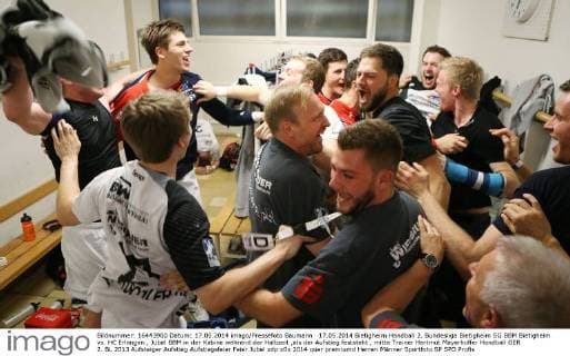 17.05.2014 Bietigheim Handball 2. Bundesliga Bietigheim SG BBM Bietigheim vs. HC Erlangen , Jubel BBM in der Kabine während der Halbzeit ,als der Aufstieg feststeht , mitte Trainer Hartmut Mayerhoffer