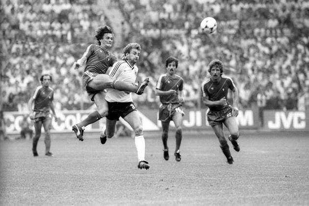 Antonio Sousa (Portugal, li.) gegen Rudi Völler (BR Deutschland)
