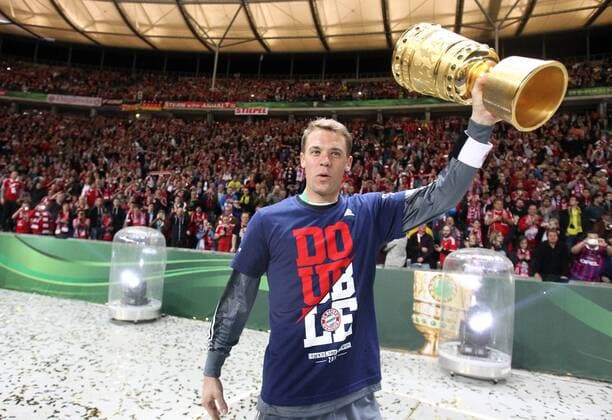 Manuel Neuer (Torwart FC Bayern), mit dem Pokal BVB Borussia Dortmund - FC Bayern München DFB-Pokal 2013 2014, Finale, Endspiel, Pokalendspiel, Fußball, Fussball, soccer, Pokal, DFB-Pokal, Herren, Deutschland, Germany, Ergebnis 0:2 Berlin, 17.5.2014
