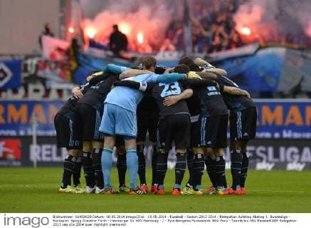 18.05.2014 - Fussball - Saison 2013 2014 - Relegation Aufstieg Abstieg 1. Bundesliga - Rückspiel: SpVgg Greuther Fürth - Hamburger SV HSV Hamburg - - Pyro Bengalos Pyrotechnik HSV-Fans - Teamkreis HSV