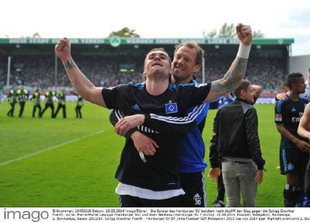 Die Spieler des Hamburger SV bejubeln nach Abpfiff den Sieg gegen die SpVgg Greuther Fuerth. vorne: Pierre-Michel Lasogga (Hamburger SV) und Sven Neuhaus (Hamburger SV rechts), 18.05.2014, Fussball, Relegation, Bundesliga, 2. Bundesliga, Saison 2013 14, SpVgg Greuther Fuerth - Hamburger SV EP_mmz