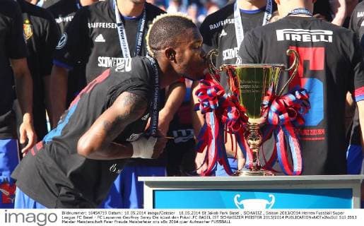 18.05.2014 St Jakob Park Basel , SCHWEIZ , Saison 2013 2014 Herren Fussball Super League FC Basel - FC Lausanne Geoffroy Serey Die küsst den Pokal .FC BASEL IST SCHWEIZER MEISTER 2013 2014 