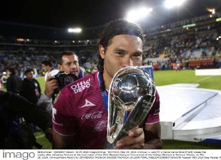 PACHUCA, May 18, 2014 (Xinhua) -- Leon FC s Carlos Carlos Pena (Front) kisses the trophy after defeating Pachuca at the final match of the 2014 Mexican Clausura Tournament at the Hidalgo Stadium in Pachuca, Mexico, on May 18, 2014. (Xinhua Pedro Mera) (rt) (SP)MEXICO-PACHUCA-SOCCER-PACHUCA VS LEON-FINAL 