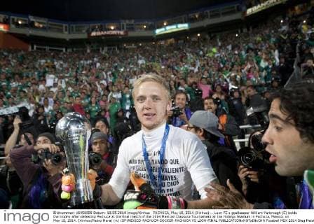 PACHUCA, May 18, 2014 (Xinhua) -- Leon FC s goalkeeper William Yarbrough (C) holds the trophy after defeating Pachuca at the final match of the 2014 Mexican Clausura Tournament at the Hidalgo Stadium in Pachuca, Mexico, on May 18, 2014. (Xinhua Pedro Mera) (rt) (SP)MEXICO-PACHUCA-SOCCER-PACHUCA VS LEON-FINAL 