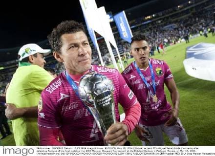 PACHUCA, May 18, 2014 (Xinhua) -- Leon FC s Miguel Sabah holds the trophy after defeating Pachuca at the final match of the 2014 Mexican Clausura Tournament at the Hidalgo Stadium in Pachuca, Mexico, on May 18, 2014. (Xinhua Pedro Mera) (rt) (SP)MEXICO-PACHUCA-SOCCER-PACHUCA VS LEON-FINAL 