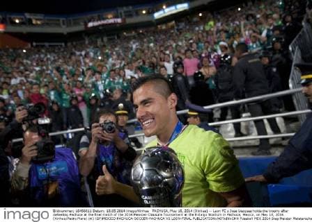 PACHUCA, May 18, 2014 (Xinhua) -- Leon FC s Jose Vazquez holds the trophy after defeating Pachuca at the final match of the 2014 Mexican Clausura Tournament at the Hidalgo Stadium in Pachuca, Mexico, on May 18, 2014. (Xinhua Pedro Mera) (rt) (SP)MEXICO-PACHUCA-SOCCER-PACHUCA VS LEON-FINAL 