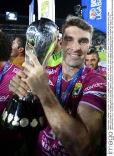 PACHUCA, May 18, 2014 (Xinhua) -- Leon FC s Mauro Boselli holds the trophy after defeating Pachuca at the final match of the 2014 Mexican Clausura Tournament at the Hidalgo Stadium in Pachuca, Mexico, on May 18, 2014. (Xinhua Pedro Mera) (rt) (SP)MEXICO-PACHUCA-SOCCER-PACHUCA VS LEON-FINAL 