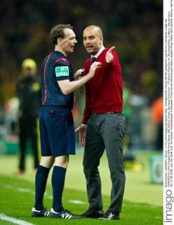 Schiedsrichter Florian MEYER (Burgdorf) spricht mit Cheftrainer Josep Pep GUARDIOLA (r M) Fussball DFB-Pokal Saison 2013 2014, Finale: Borussia Dortmund - FC Bayern München im Olympiastadion in Berlin, Deutschland am 17.05.2014,