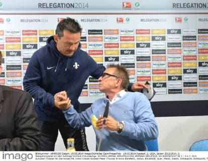 19.05.2014,Fussball, 2. LIGA, Saison 2013 2014, 2. Relegationsspiel um den Aufstieg Verbleib 2.Bundesliga, SCHÜCO-ARENA, BIELEFELD DSC ARMINIA BIELEFELD -SV DARMSTADT 98 2 - 4 n.V. Dirk Schuster (Trainer SC Darmstadt 98, links) tröstet Norbert Meier (Trainer Arminia Bielefeld), Aktion, Einzelbild, Quer, Mimik, Gestik, Enttäuscht, Enttäuscht, Trainer, Coach, Trost, trösten, Shake Hands, Fair Play