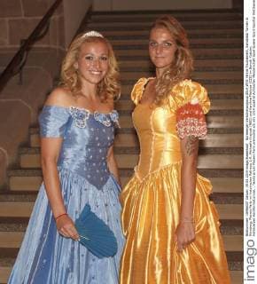 Nürnberger Versicherungscup 2014,WTA Tennis Tournament, Sandplatz Turnier in Nürnberg, Players Party im historischen Rathaus, L-R. Michaella Krajicek (NED) und Karolina Pliskova (CZE) im Barock Kostüm, Halbkoerper,Hochformat,privat, ,