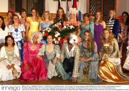 Nürnberger Versicherungscup 2014,WTA Tennis Tournament, Sandplatz Turnier in Nürnberg, Players Party im historischen Rathaus.Gruppenbild mit Spielerinnen im Barock Kostuem,Querformat,