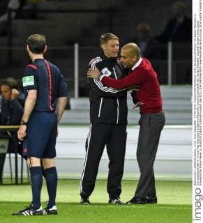 17.05.2014, Fussball DFB-Pokalfinale 2014, Borussia Dortmund - FC Bayern München im Olympiastadion Berlin. Trainer Pep Guardiola (re, Bayern München) umarmt scherzhaft den vierten Offiziellen Christian Dingert. links schaut Schiedsrichter Florian Meyer zu. 