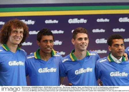 David Luiz, Paulinho, Oscar and Dani Alves (L to R) of the Brazilian national soccer team pose for pictures during a press conference of a promotional event in Sao Paulo, Brazil, on May 20, 2014. (Xinhua Rahel Patrasso) (ron) (ah) (SP)BRAZIL-SAO PAULO-2014 WORLD CUP-CONFERENCE 