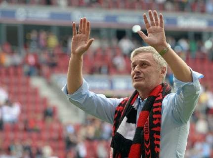 10.05.2014, xjhx, Fussball, 1.Bundesliga, Eintracht Frankfurt, v.l. Trainer Armin Veh (Eintracht Frankfurt) verabschiedet sich bei den Fans.