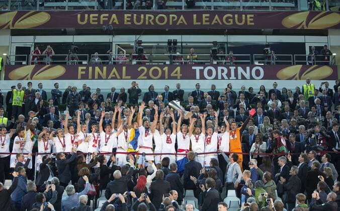 Seville celebrate with the trophy - Sevilla FC vs. SL Benfica - UEFA Europa League Final - Juventus Stadium - Turin - 14 05 2014 Pic Philip Oldham Sportimage EDITORIAL USE ONLY. No use with unauthorised audio, video, data, fixture lists, club league logos or live services. Online in-match use limited to 120 images, no video emulation. No use in betting, games or single club league player publications.